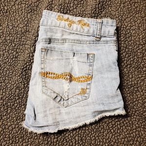 LIGHT WASH DENIM SHORTS